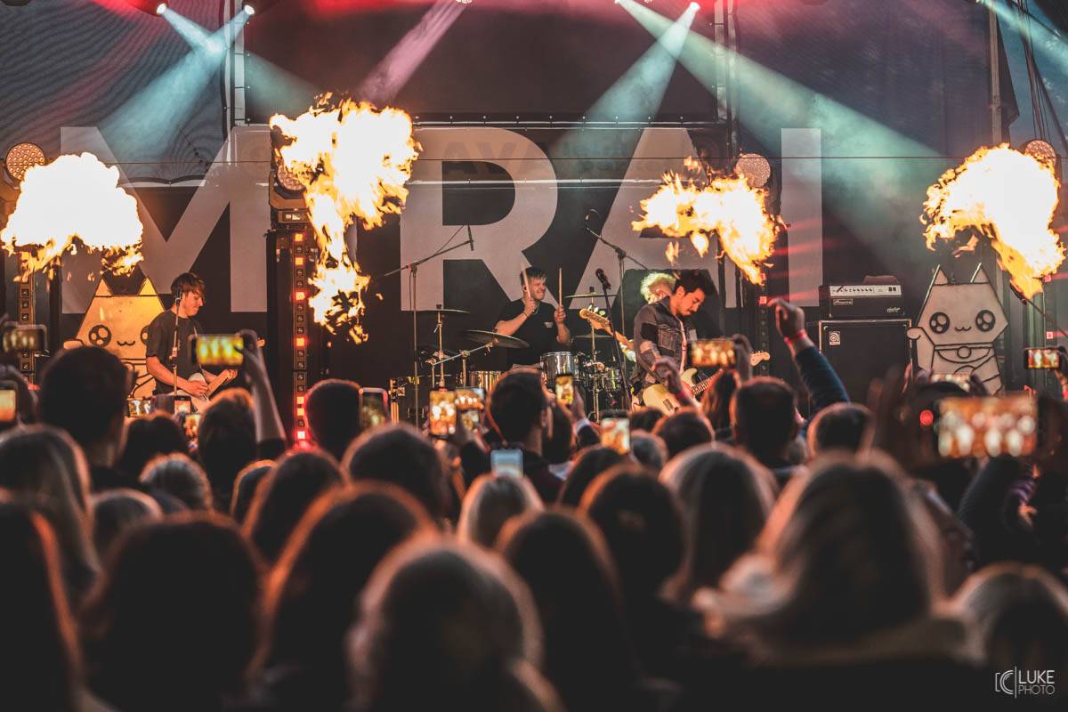 Letní parket ve Výravě s Mig 21 a Mirai doslova vřel. Nechyběly ohně, hořící paličky nebo létající kalhotky