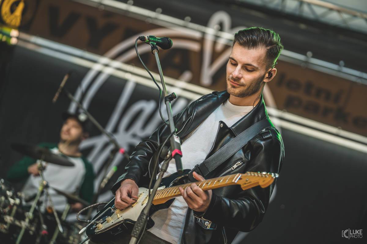 Letní parket ve Výravě s Mig 21 a Mirai doslova vřel. Nechyběly ohně, hořící paličky nebo létající kalhotky