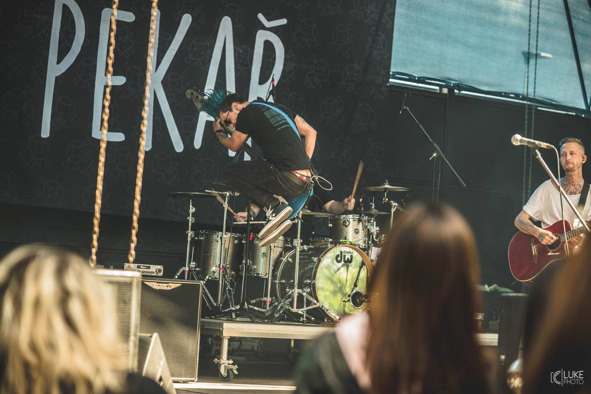 Letní parket ve Výravě s Mig 21 a Mirai doslova vřel. Nechyběly ohně, hořící paličky nebo létající kalhotky