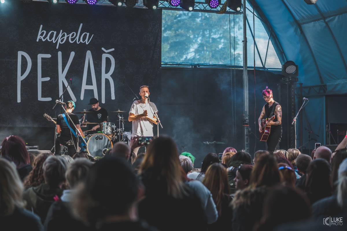 Letní parket ve Výravě s Mig 21 a Mirai doslova vřel. Nechyběly ohně, hořící paličky nebo létající kalhotky