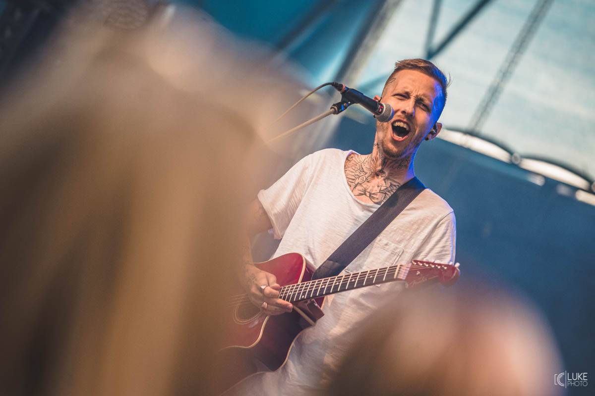 Letní parket ve Výravě s Mig 21 a Mirai doslova vřel. Nechyběly ohně, hořící paličky nebo létající kalhotky