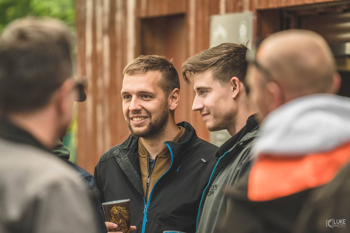 Letní parket ve Výravě s Mig 21 a Mirai doslova vřel. Nechyběly ohně, hořící paličky nebo létající kalhotky