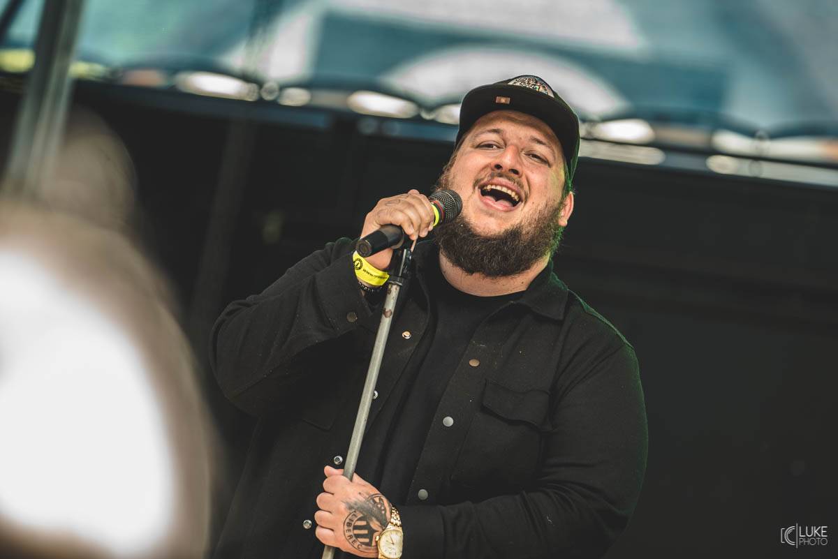 Letní parket ve Výravě s Mig 21 a Mirai doslova vřel. Nechyběly ohně, hořící paličky nebo létající kalhotky