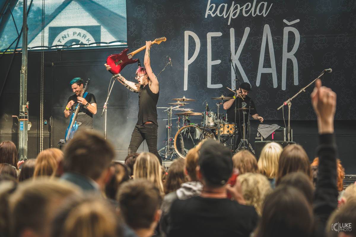 Letní parket ve Výravě s Mig 21 a Mirai doslova vřel. Nechyběly ohně, hořící paličky nebo létající kalhotky