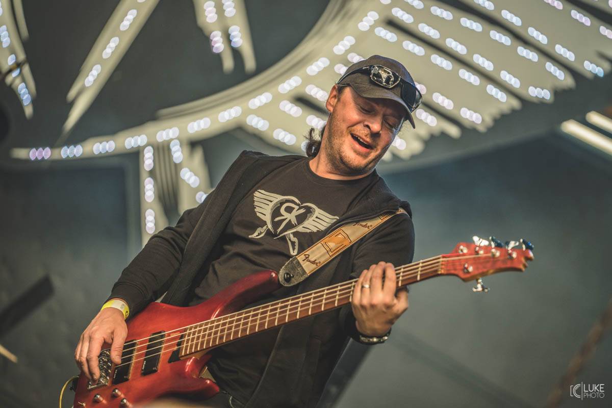 Letní parket ve Výravě s Mig 21 a Mirai doslova vřel. Nechyběly ohně, hořící paličky nebo létající kalhotky