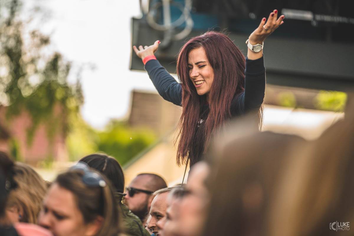 Letní parket ve Výravě s Mig 21 a Mirai doslova vřel. Nechyběly ohně, hořící paličky nebo létající kalhotky