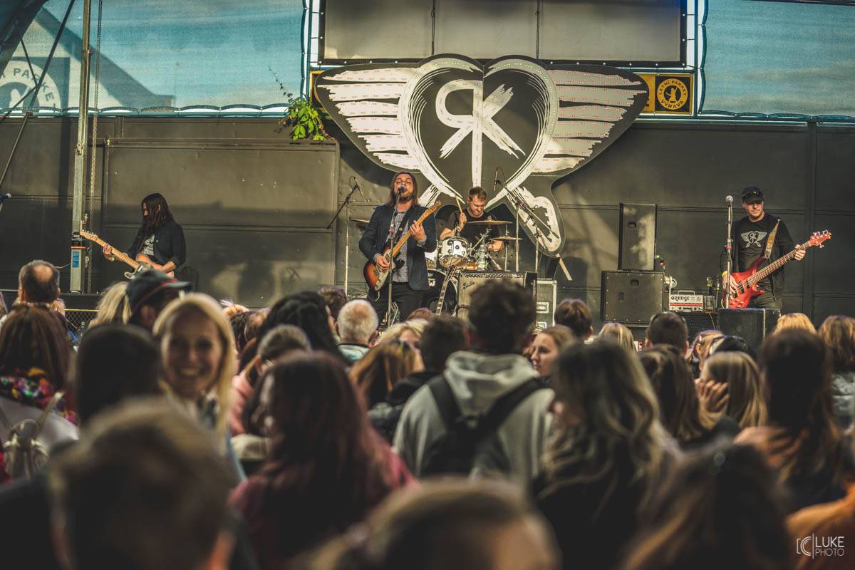 Letní parket ve Výravě s Mig 21 a Mirai doslova vřel. Nechyběly ohně, hořící paličky nebo létající kalhotky