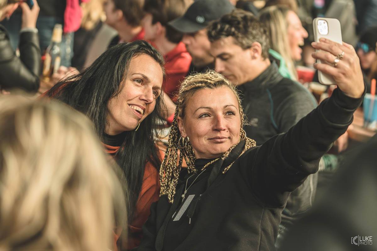 Letní parket ve Výravě s Mig 21 a Mirai doslova vřel. Nechyběly ohně, hořící paličky nebo létající kalhotky