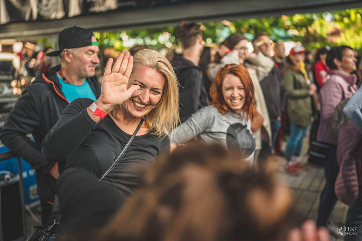 Letní parket ve Výravě s Mig 21 a Mirai doslova vřel. Nechyběly ohně, hořící paličky nebo létající kalhotky