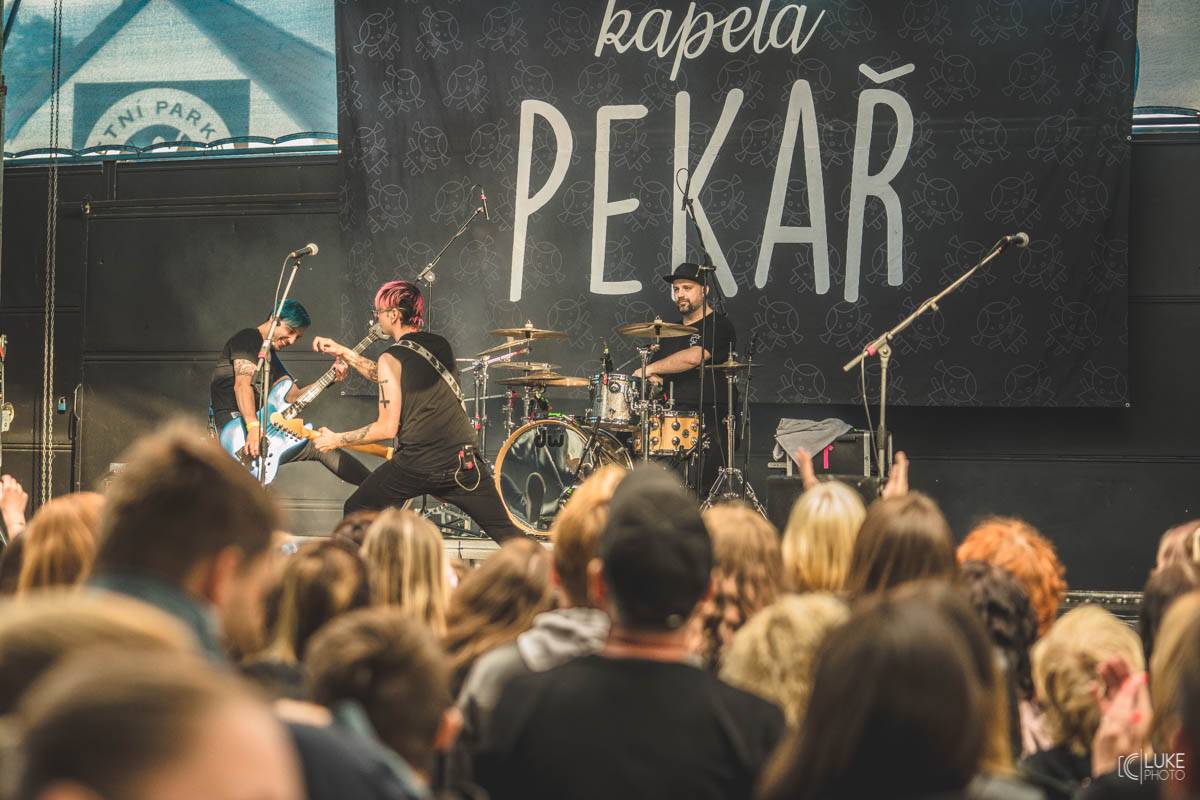 Letní parket ve Výravě s Mig 21 a Mirai doslova vřel. Nechyběly ohně, hořící paličky nebo létající kalhotky