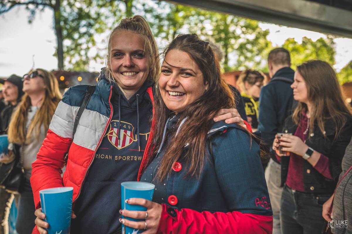 Letní parket ve Výravě s Mig 21 a Mirai doslova vřel. Nechyběly ohně, hořící paličky nebo létající kalhotky