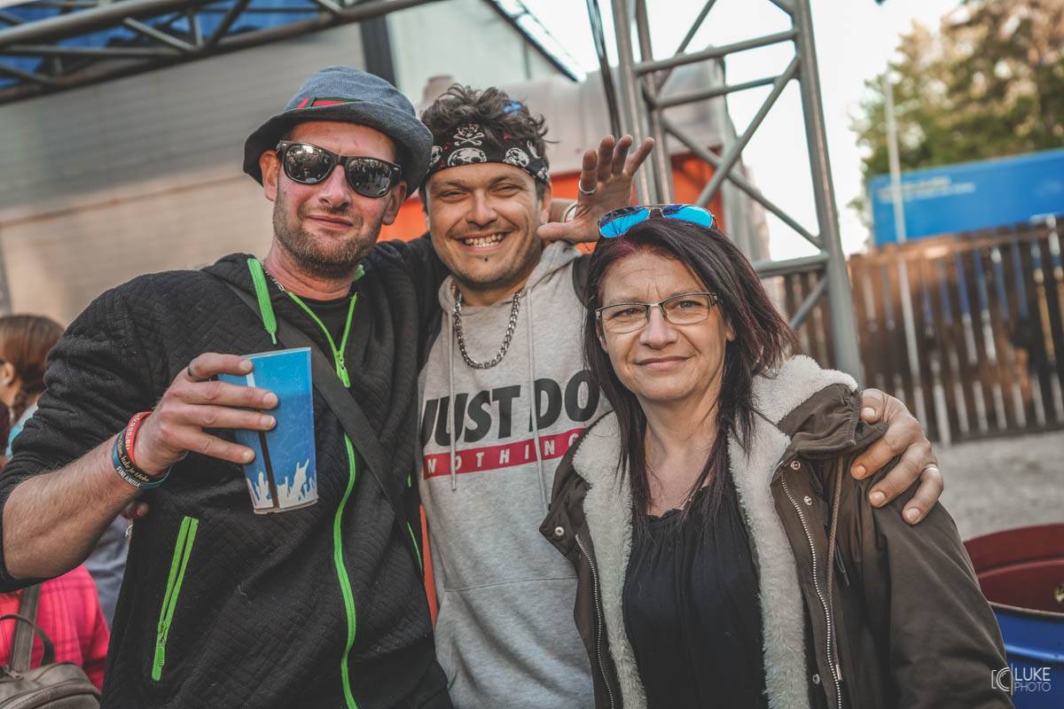 Letní parket ve Výravě s Mig 21 a Mirai doslova vřel. Nechyběly ohně, hořící paličky nebo létající kalhotky