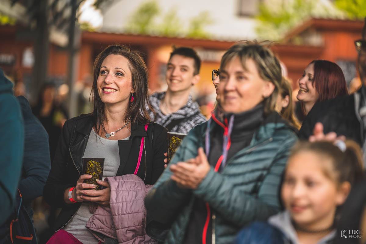 Letní parket ve Výravě s Mig 21 a Mirai doslova vřel. Nechyběly ohně, hořící paličky nebo létající kalhotky