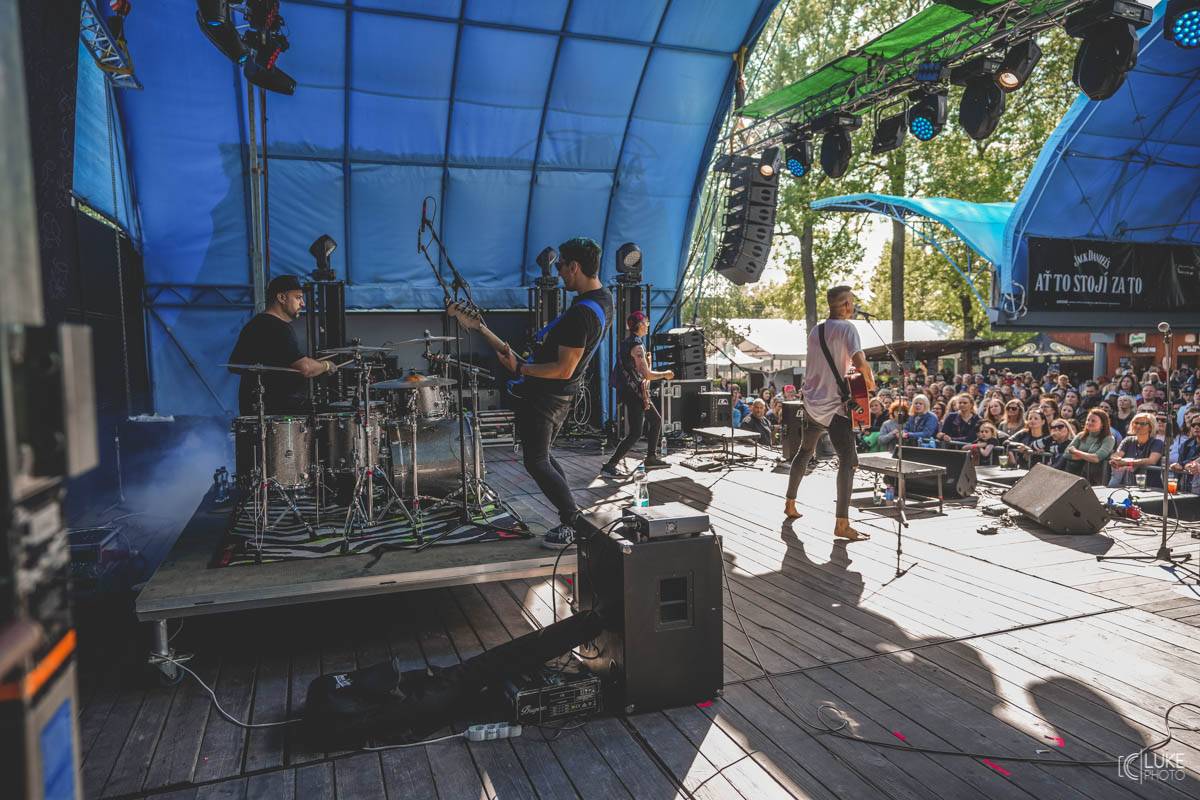 Letní parket ve Výravě s Mig 21 a Mirai doslova vřel. Nechyběly ohně, hořící paličky nebo létající kalhotky