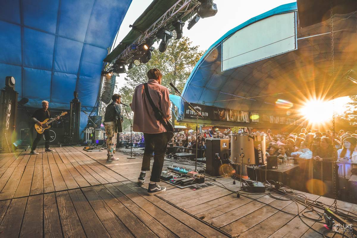 Letní parket ve Výravě s Mig 21 a Mirai doslova vřel. Nechyběly ohně, hořící paličky nebo létající kalhotky