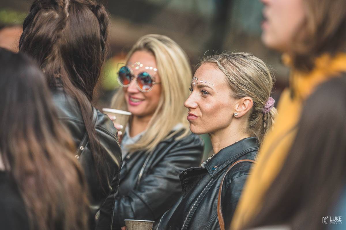 Letní parket ve Výravě s Mig 21 a Mirai doslova vřel. Nechyběly ohně, hořící paličky nebo létající kalhotky