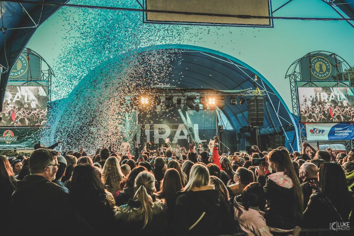 Letní parket ve Výravě s Mig 21 a Mirai doslova vřel. Nechyběly ohně, hořící paličky nebo létající kalhotky