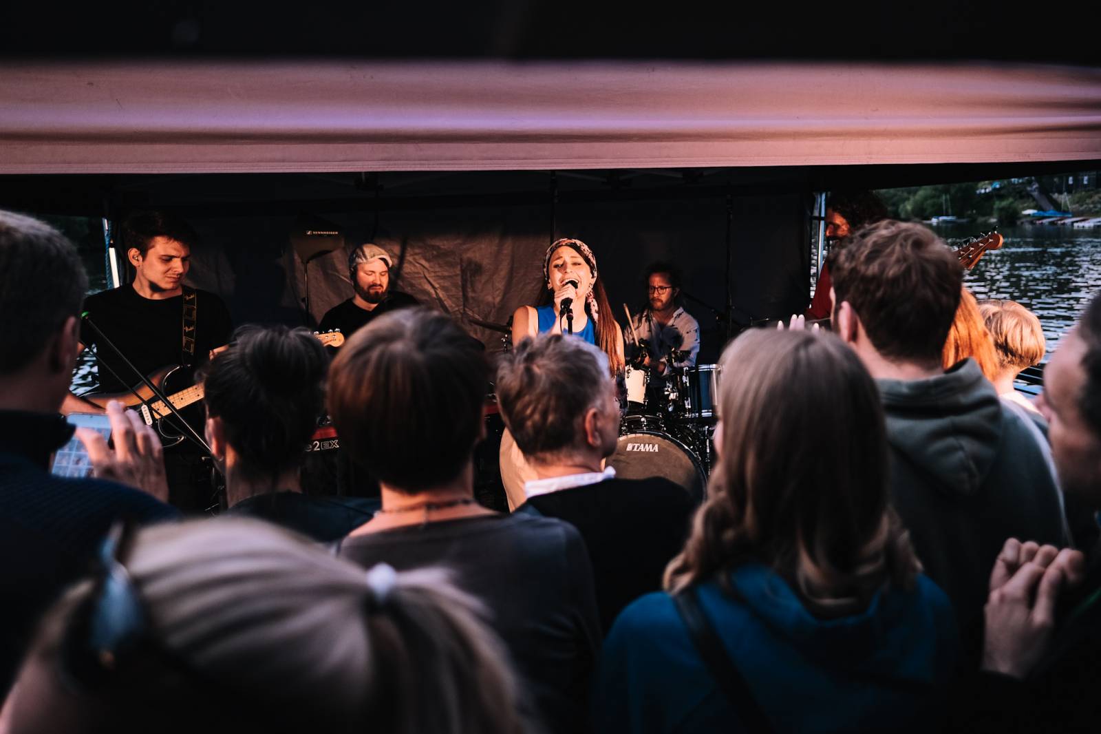 Kateřina Marie Tichá s Bandjeez zazpívali fanouškům na Vltavě, potěšili i novými písněmi