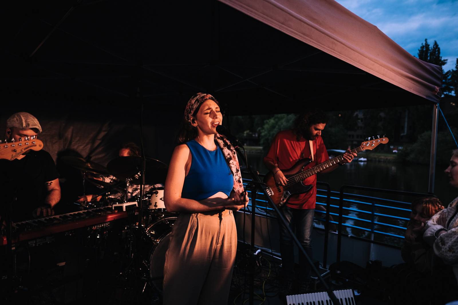 Kateřina Marie Tichá s Bandjeez zazpívali fanouškům na Vltavě, potěšili i novými písněmi