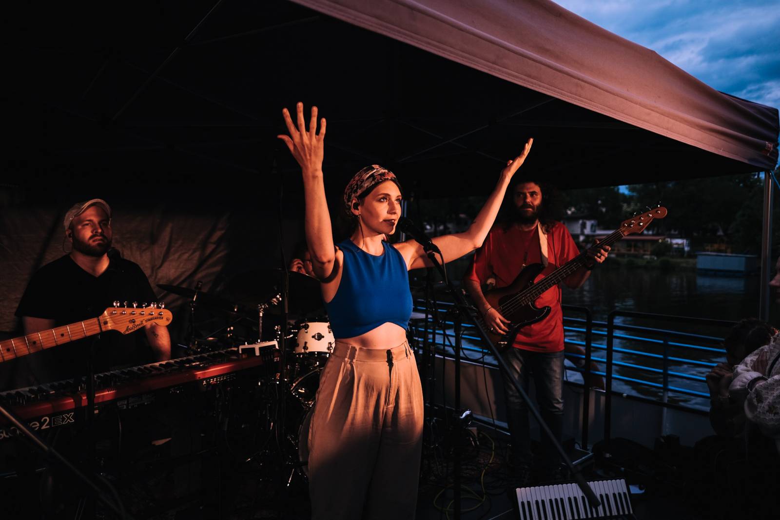 Kateřina Marie Tichá s Bandjeez zazpívali fanouškům na Vltavě, potěšili i novými písněmi