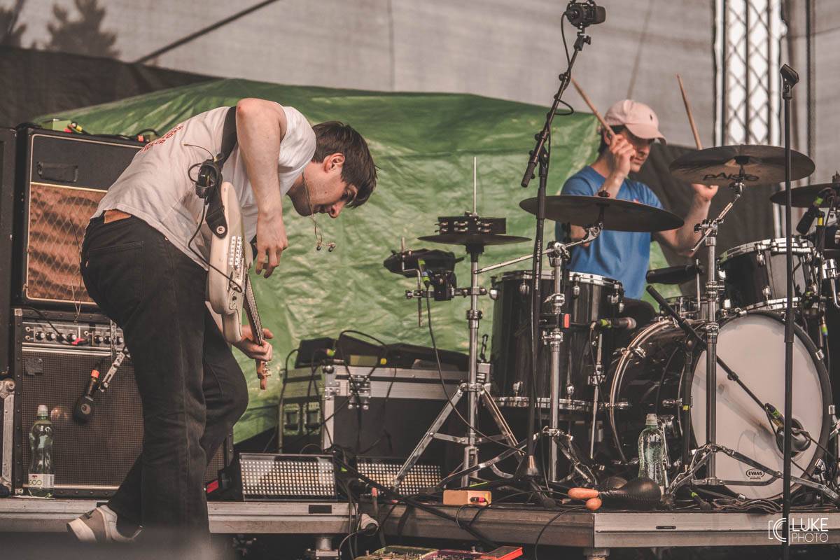 Kanadští Billy Talent zahráli v Brně na Výstavišti. Ani deštěm se fanoušci nenechali odradit