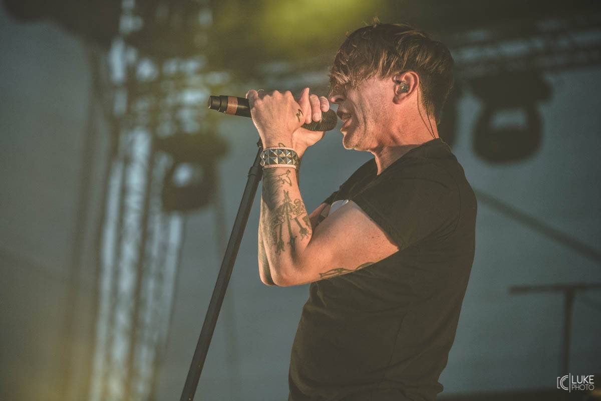 Kanadští Billy Talent zahráli v Brně na Výstavišti. Ani deštěm se fanoušci nenechali odradit