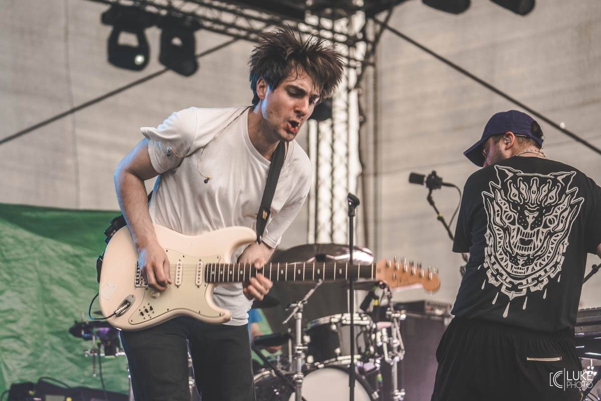 Kanadští Billy Talent zahráli v Brně na Výstavišti. Ani deštěm se fanoušci nenechali odradit