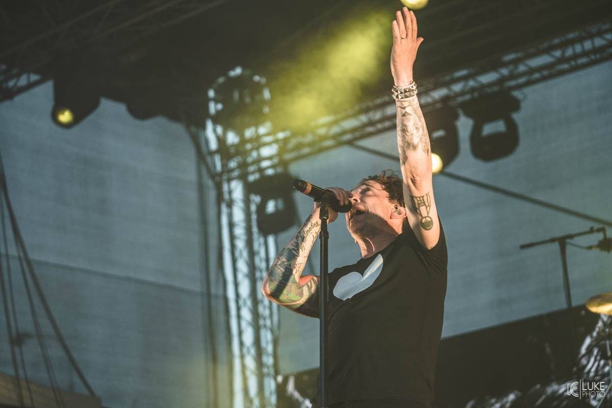 Kanadští Billy Talent zahráli v Brně na Výstavišti. Ani deštěm se fanoušci nenechali odradit