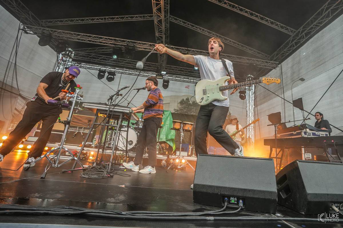 Kanadští Billy Talent zahráli v Brně na Výstavišti. Ani deštěm se fanoušci nenechali odradit