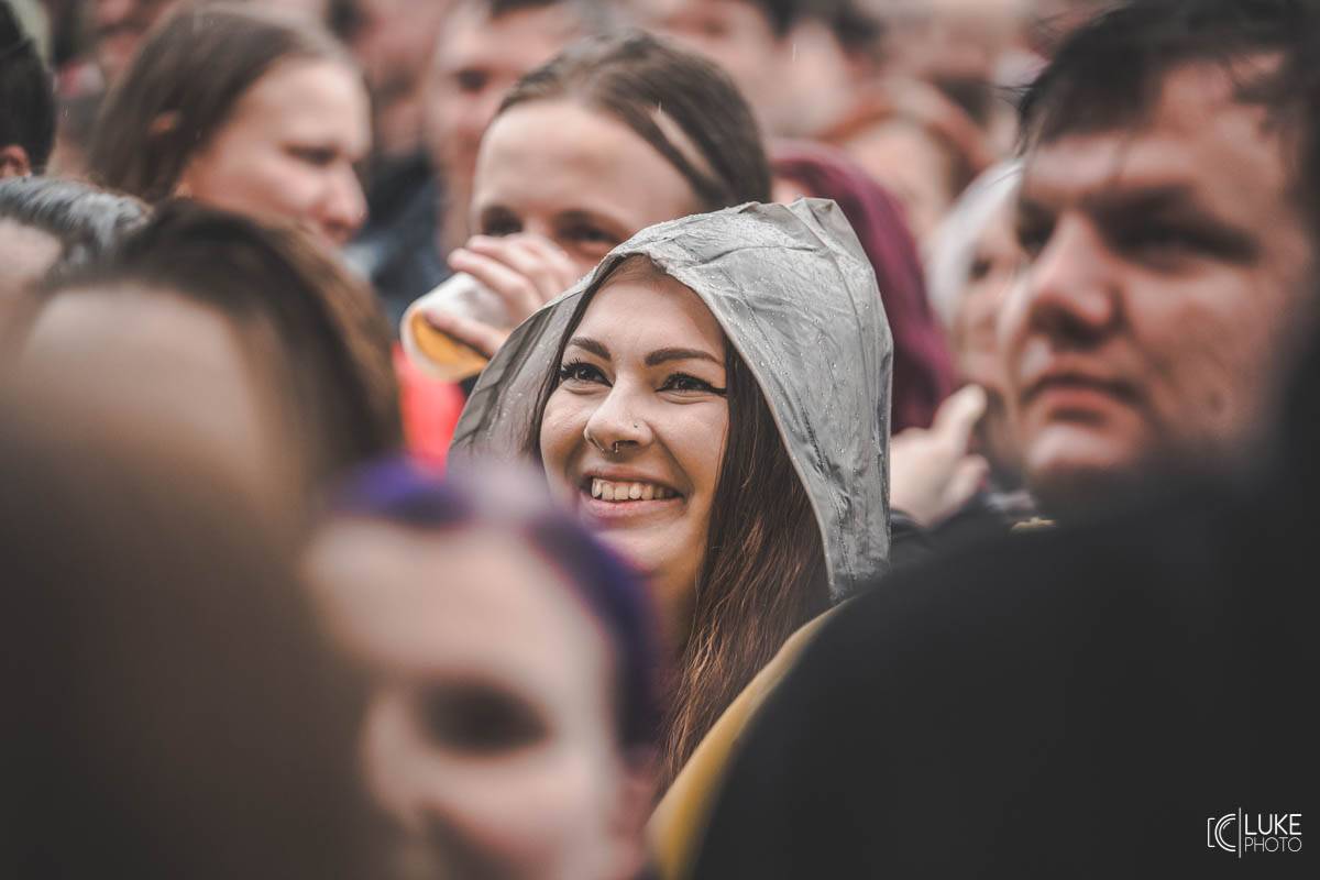 Kanadští Billy Talent zahráli v Brně na Výstavišti. Ani deštěm se fanoušci nenechali odradit