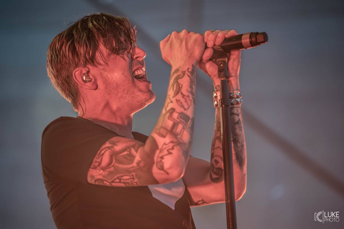 Kanadští Billy Talent zahráli v Brně na Výstavišti. Ani deštěm se fanoušci nenechali odradit
