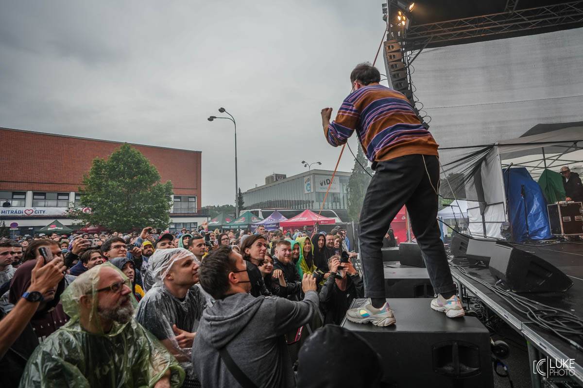 Kanadští Billy Talent zahráli v Brně na Výstavišti. Ani deštěm se fanoušci nenechali odradit