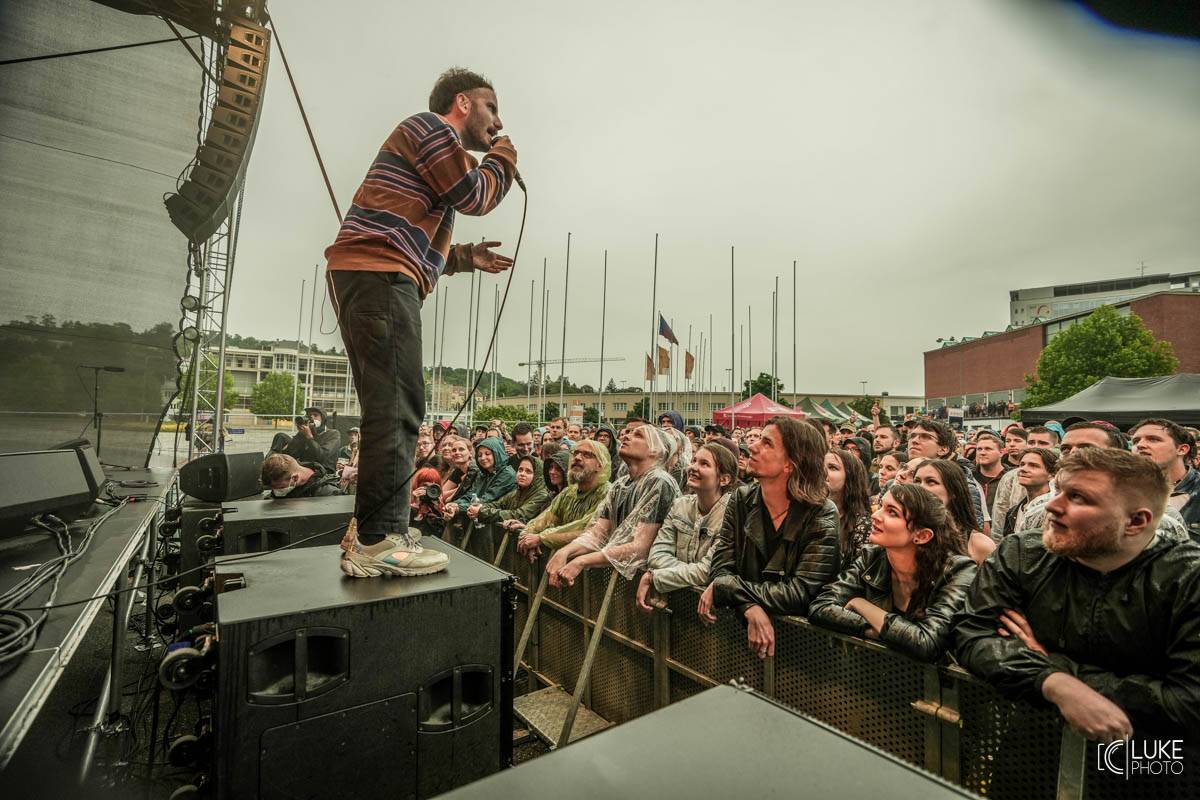 Kanadští Billy Talent zahráli v Brně na Výstavišti. Ani deštěm se fanoušci nenechali odradit
