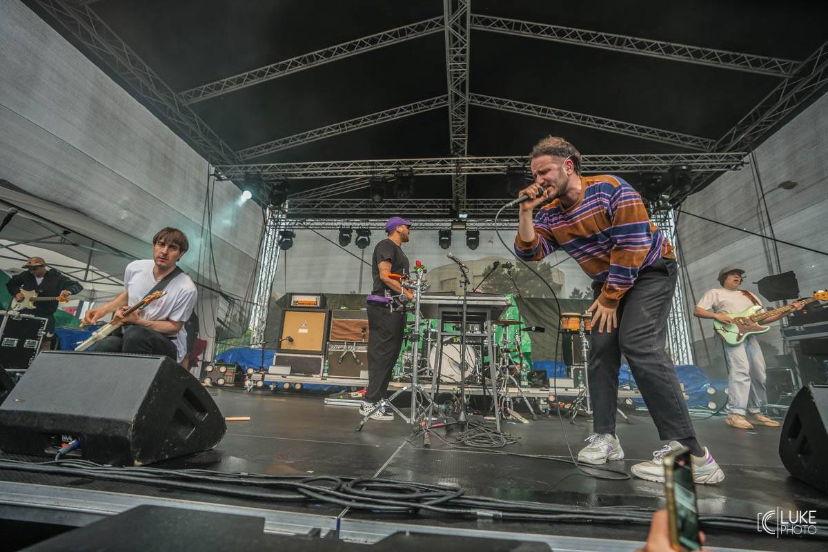 Kanadští Billy Talent zahráli v Brně na Výstavišti. Ani deštěm se fanoušci nenechali odradit