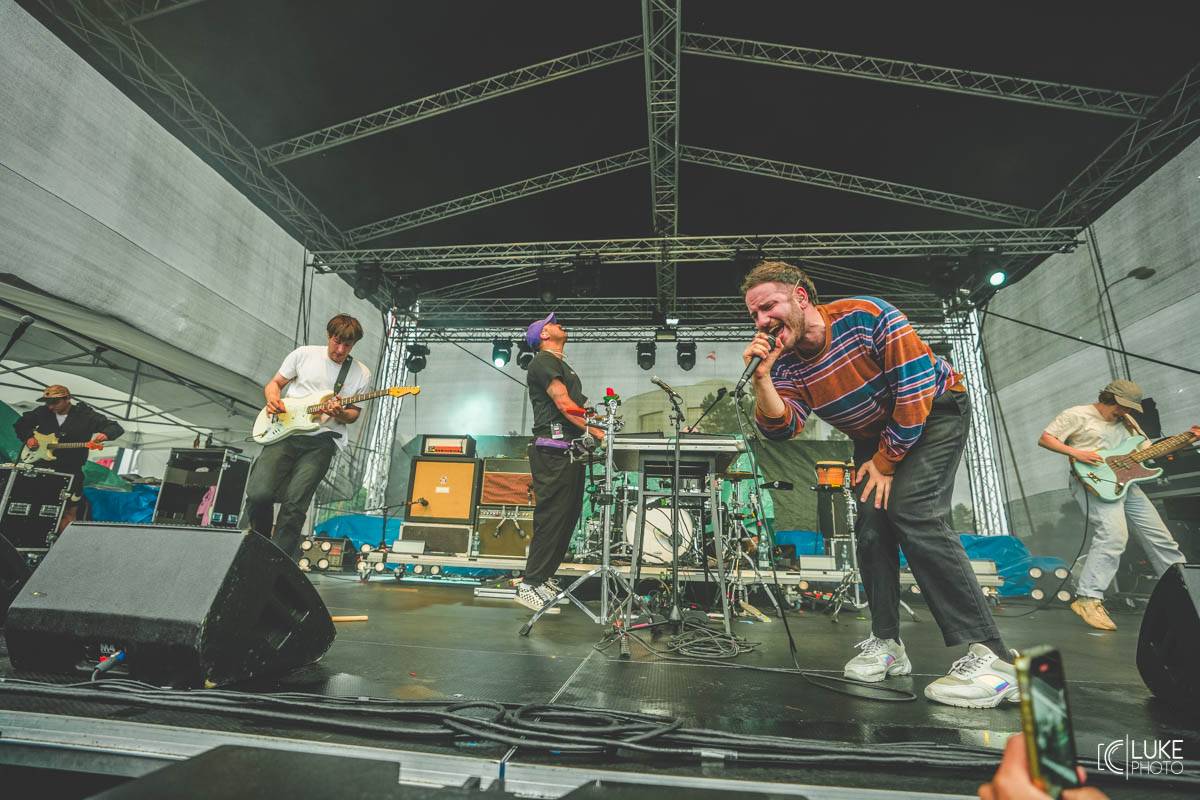 Kanadští Billy Talent zahráli v Brně na Výstavišti. Ani deštěm se fanoušci nenechali odradit