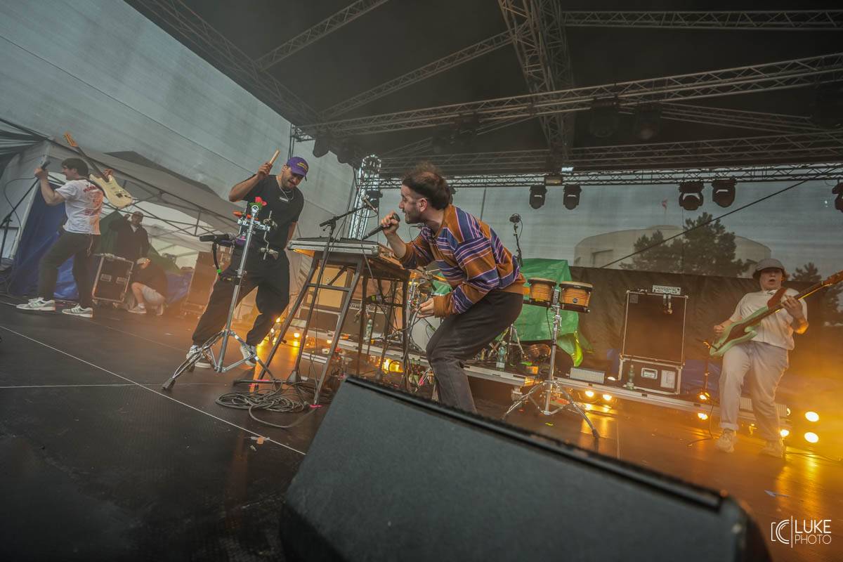 Kanadští Billy Talent zahráli v Brně na Výstavišti. Ani deštěm se fanoušci nenechali odradit