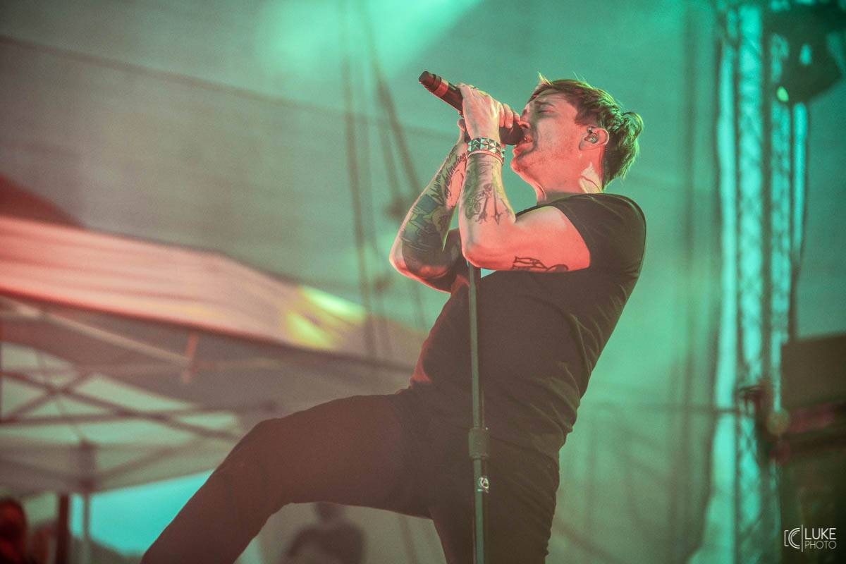 Kanadští Billy Talent zahráli v Brně na Výstavišti. Ani deštěm se fanoušci nenechali odradit
