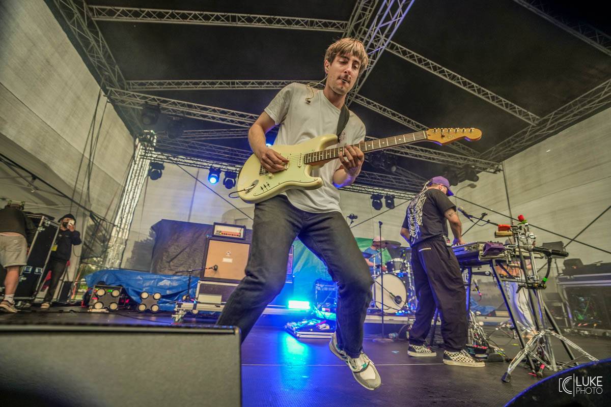 Kanadští Billy Talent zahráli v Brně na Výstavišti. Ani deštěm se fanoušci nenechali odradit