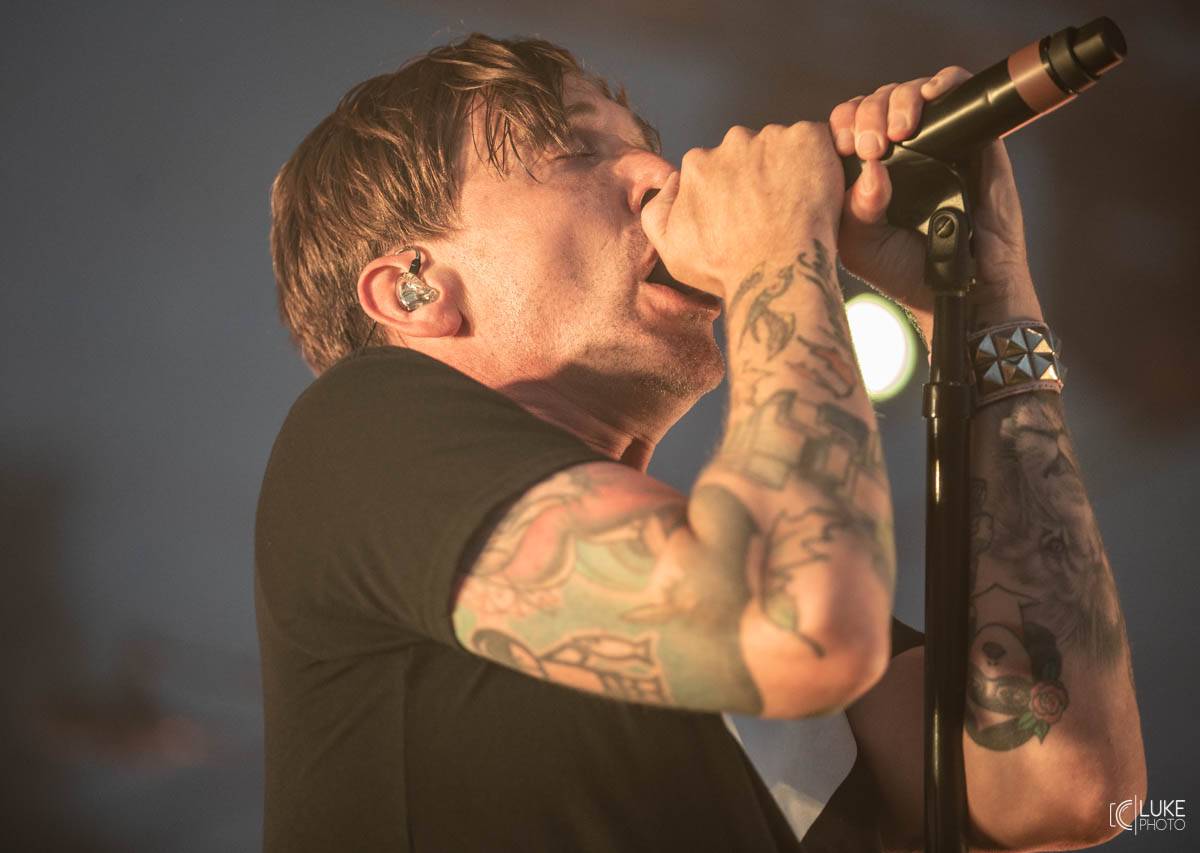 Kanadští Billy Talent zahráli v Brně na Výstavišti. Ani deštěm se fanoušci nenechali odradit