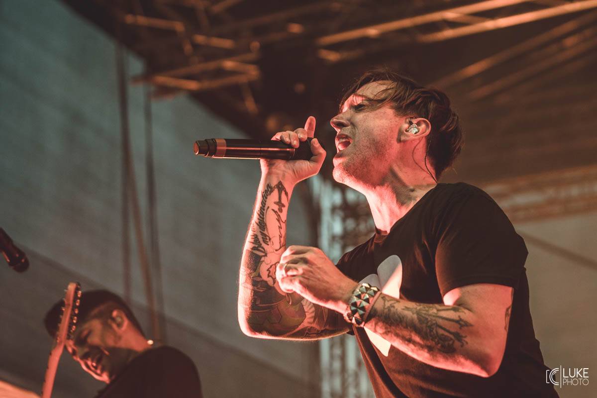 Kanadští Billy Talent zahráli v Brně na Výstavišti. Ani deštěm se fanoušci nenechali odradit