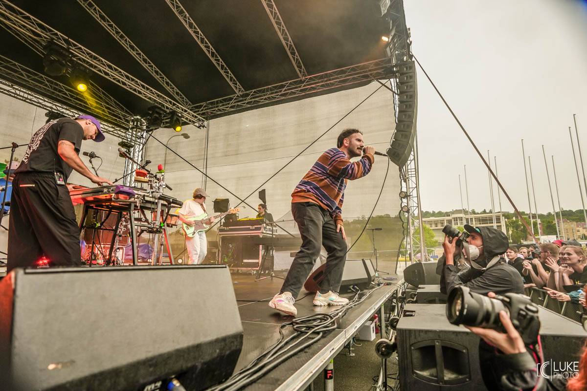 Kanadští Billy Talent zahráli v Brně na Výstavišti. Ani deštěm se fanoušci nenechali odradit