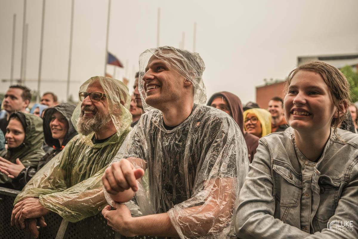 Kanadští Billy Talent zahráli v Brně na Výstavišti. Ani deštěm se fanoušci nenechali odradit