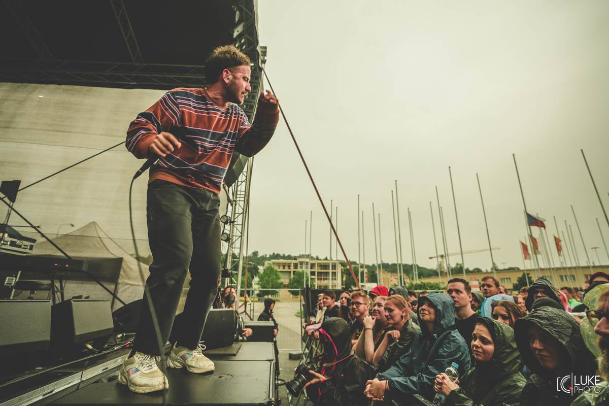 Kanadští Billy Talent zahráli v Brně na Výstavišti. Ani deštěm se fanoušci nenechali odradit