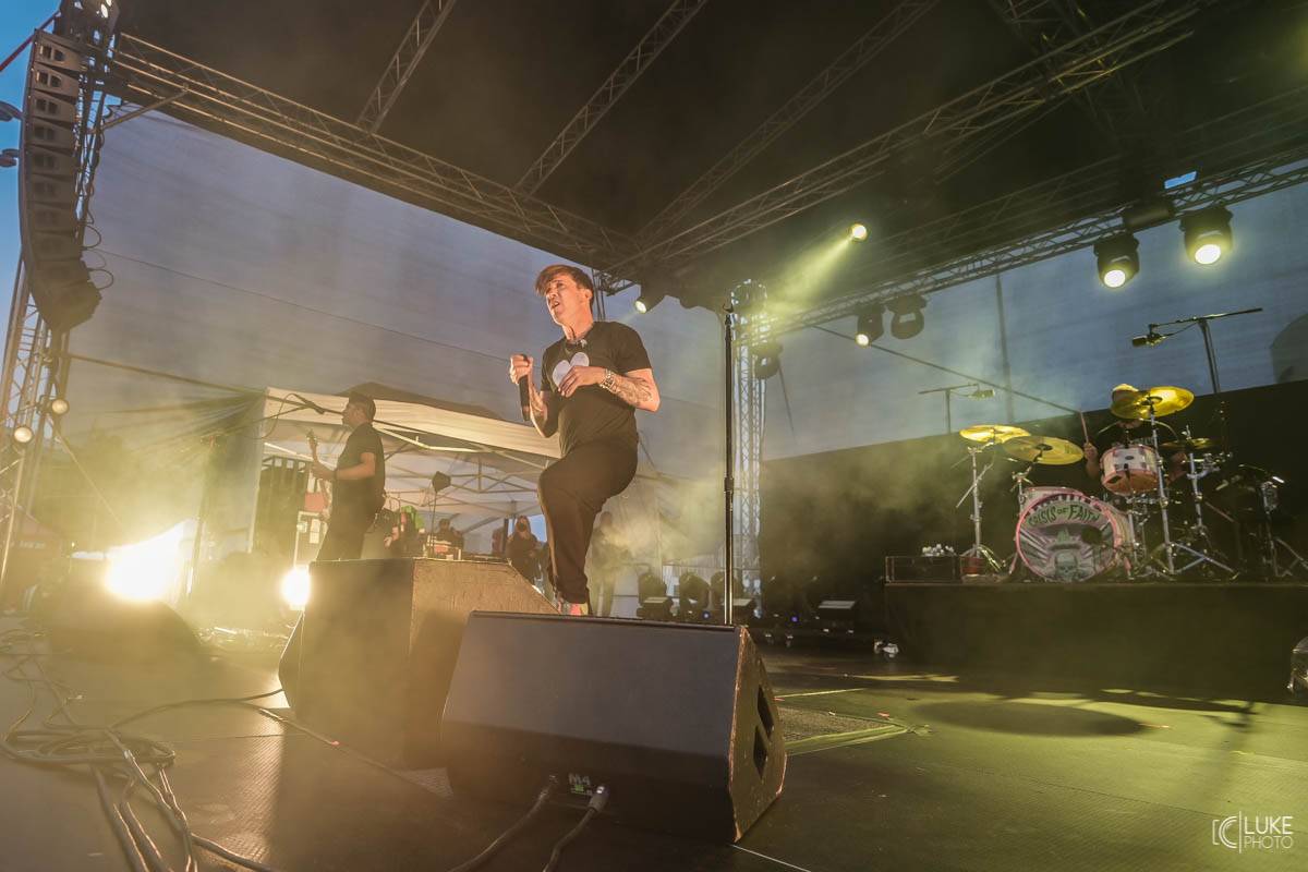 Kanadští Billy Talent zahráli v Brně na Výstavišti. Ani deštěm se fanoušci nenechali odradit