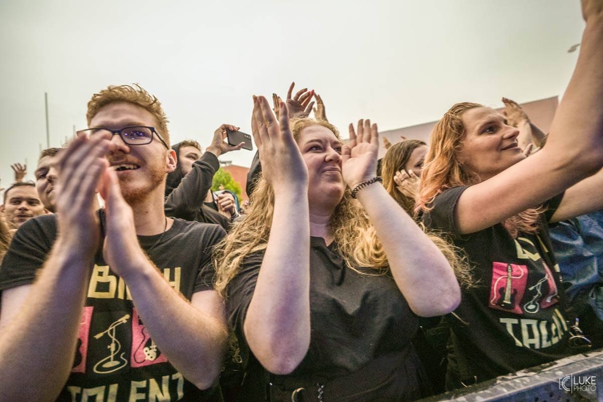 Kanadští Billy Talent zahráli v Brně na Výstavišti. Ani deštěm se fanoušci nenechali odradit