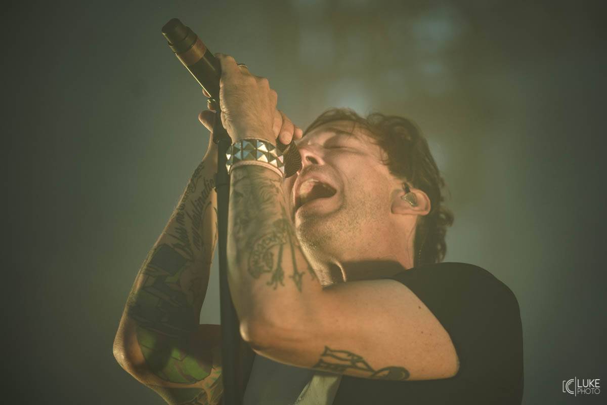 Kanadští Billy Talent zahráli v Brně na Výstavišti. Ani deštěm se fanoušci nenechali odradit