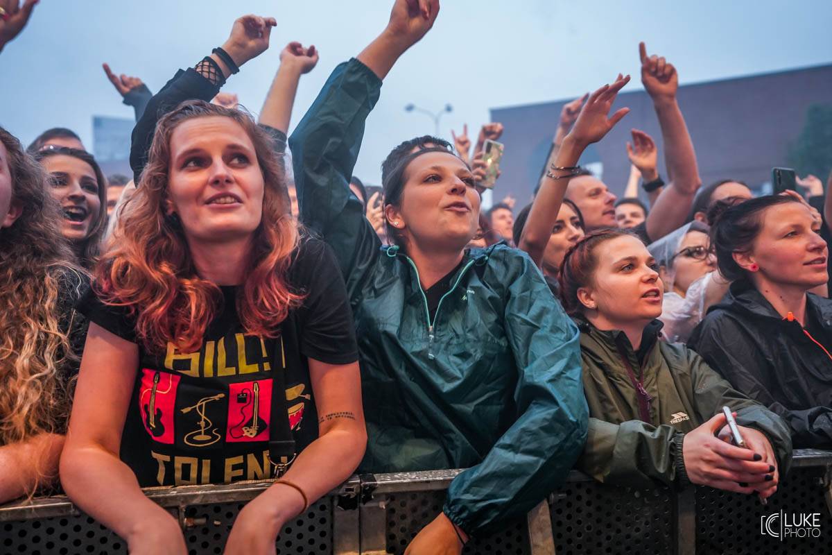 Kanadští Billy Talent zahráli v Brně na Výstavišti. Ani deštěm se fanoušci nenechali odradit