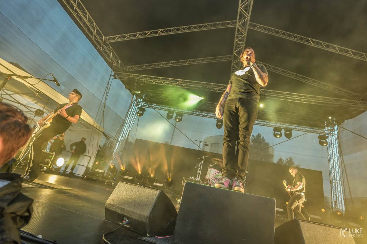 Kanadští Billy Talent zahráli v Brně na Výstavišti. Ani deštěm se fanoušci nenechali odradit
