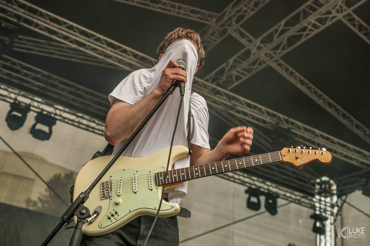 Kanadští Billy Talent zahráli v Brně na Výstavišti. Ani deštěm se fanoušci nenechali odradit