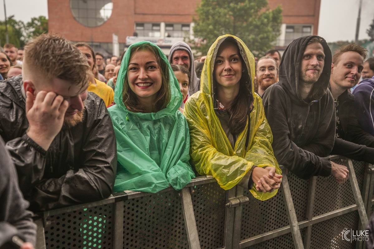 Kanadští Billy Talent zahráli v Brně na Výstavišti. Ani deštěm se fanoušci nenechali odradit